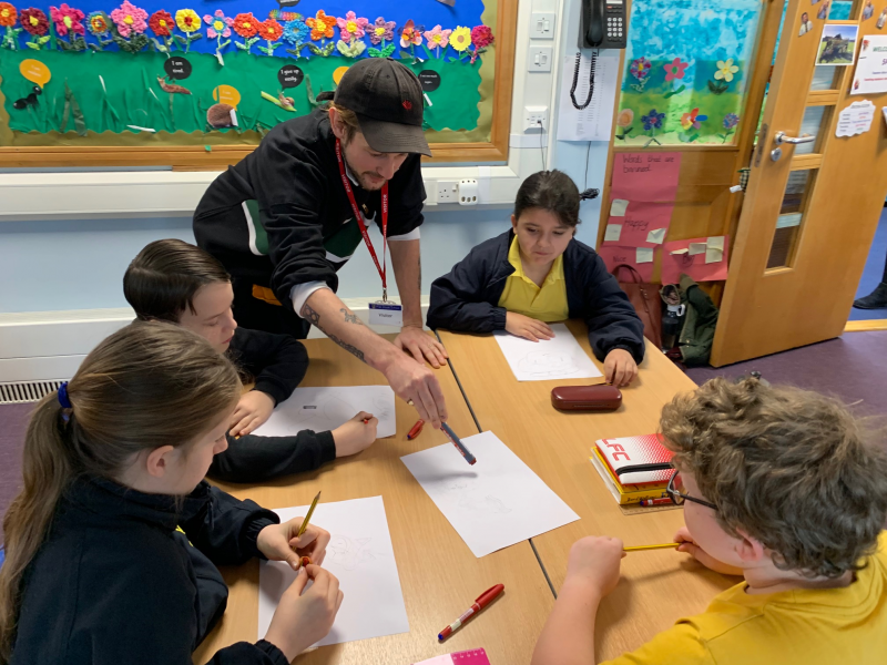 local artist showing school children art